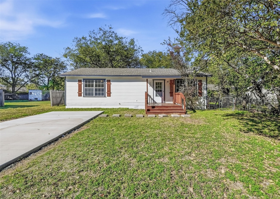 704 Graham St, Cleburne, TX 76033 - photo 1