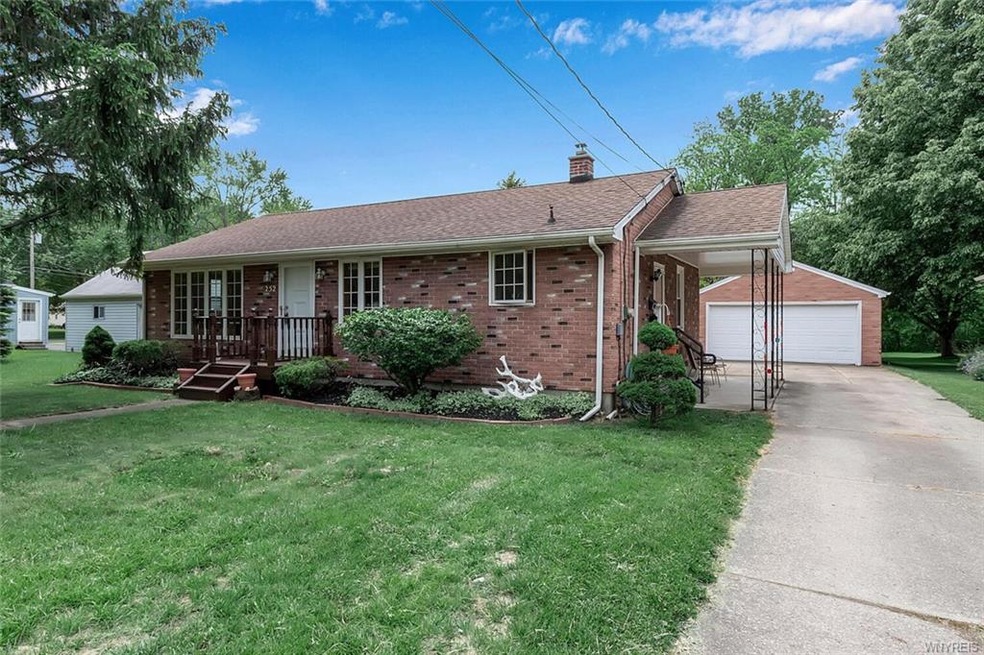 252 Drake Dr, North Tonawanda, NY 14120 - photo 1