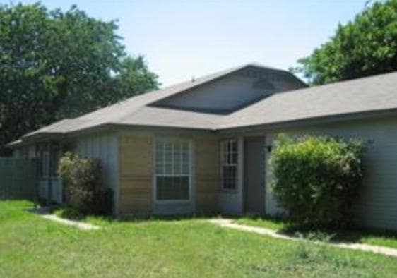 View of front of house featuring a front yard