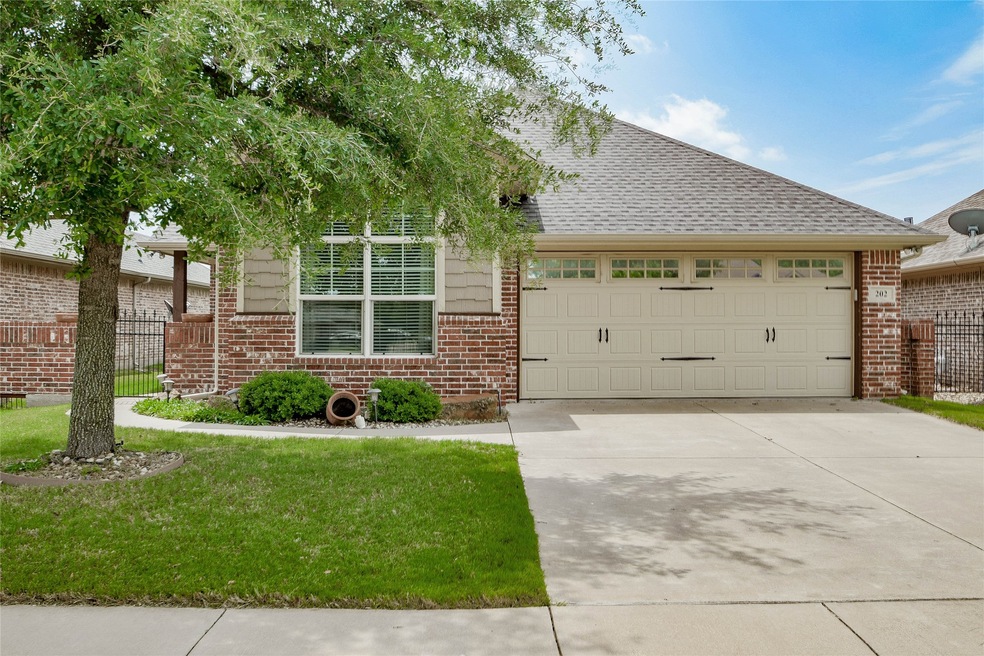 202 Captains Ct, Granbury, TX 76049 - photo 1