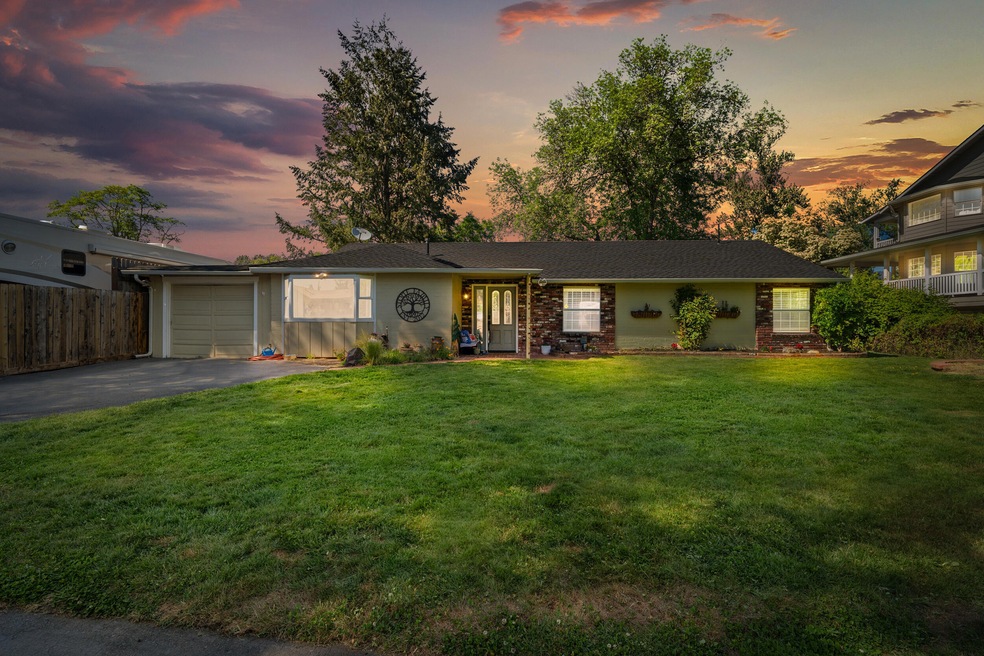 456 Edgewater Dr, Grants Pass, OR 97527 - photo 1