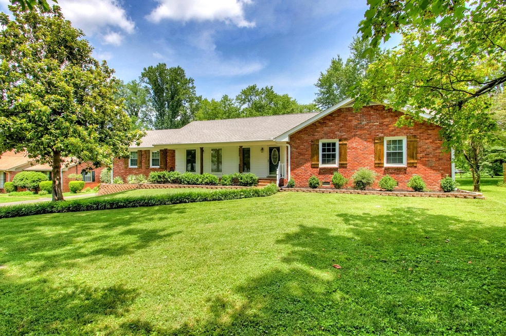 Beautiful 4 bedroom, 3 Full Bath That is all on 1 level