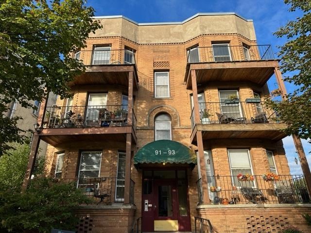 Welcome to 93 Kent Street #3, a beautiful east facing Pullman Style flat in the Cathedral Hill Neighborhood.  Walk out your door to nearby historic sites, shopping and dining.