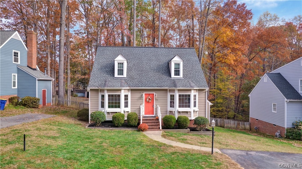 Cape cod home featuring a front yard