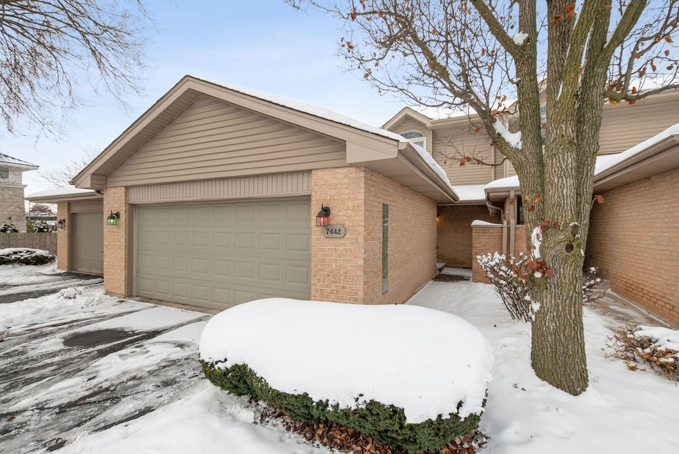 7642 W 158th Ct unit 7642, Orland Park, IL 60462 - photo 1