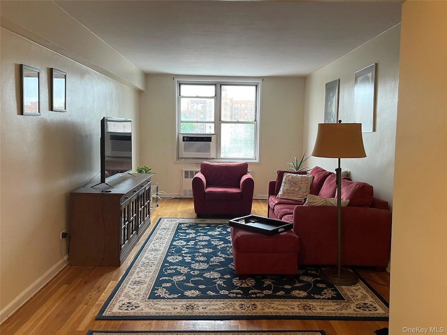 Archer Coop unit 6J, Bronx, NY 10460 - photo 1