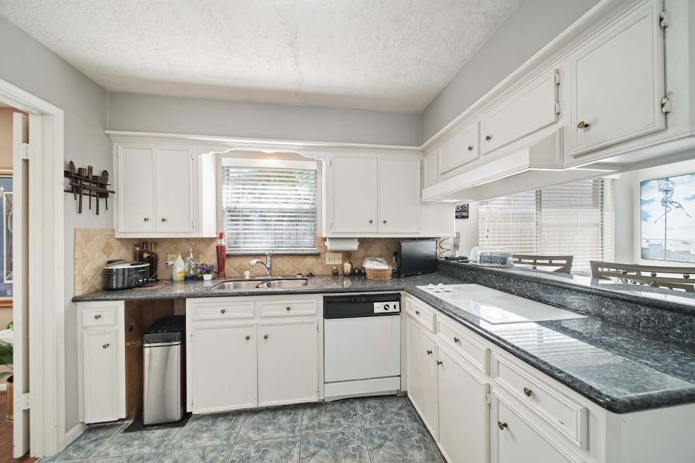 10706 Braes Bayou Dr, Houston, TX 77071 - photo 1