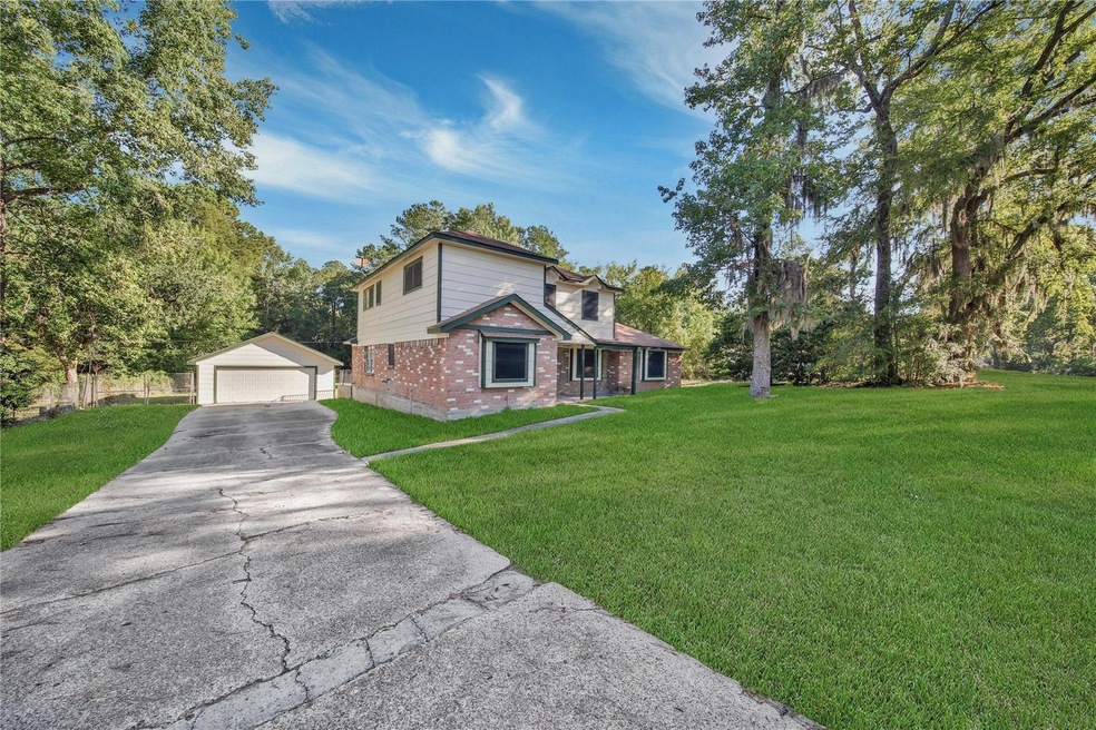 10071 Woodhollow Dr, Conroe, TX 77385 - photo 1