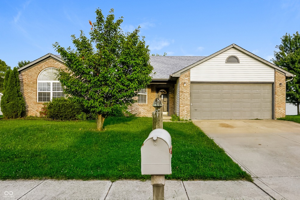 1167 Oak Leaf Rd, Franklin, IN 46131 - photo 1