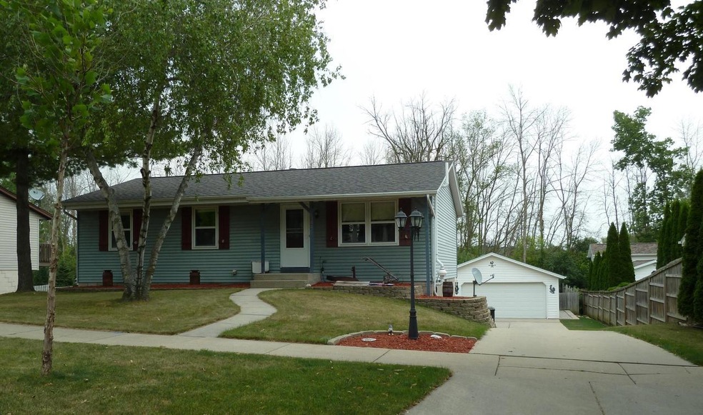 927 Villa Park Dr, West Bend, WI 53090 - photo 1