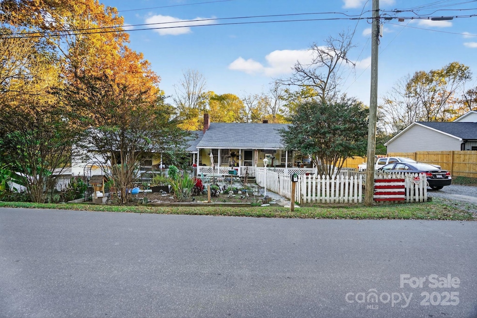 611 W Main Street Extension, Lincolnton, NC 28092 - photo 1