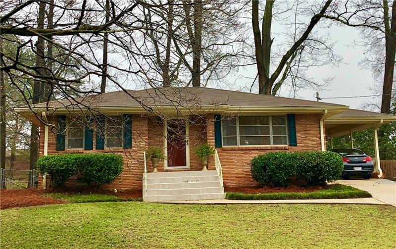 Darling bungalow located in Smyrna.  Great Locatio