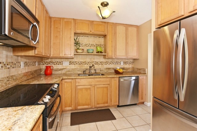 Pretty tile back splash, granite counters, stainle