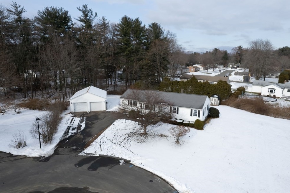 5 Blossom Ln, Holyoke, MA 01040 - photo 1