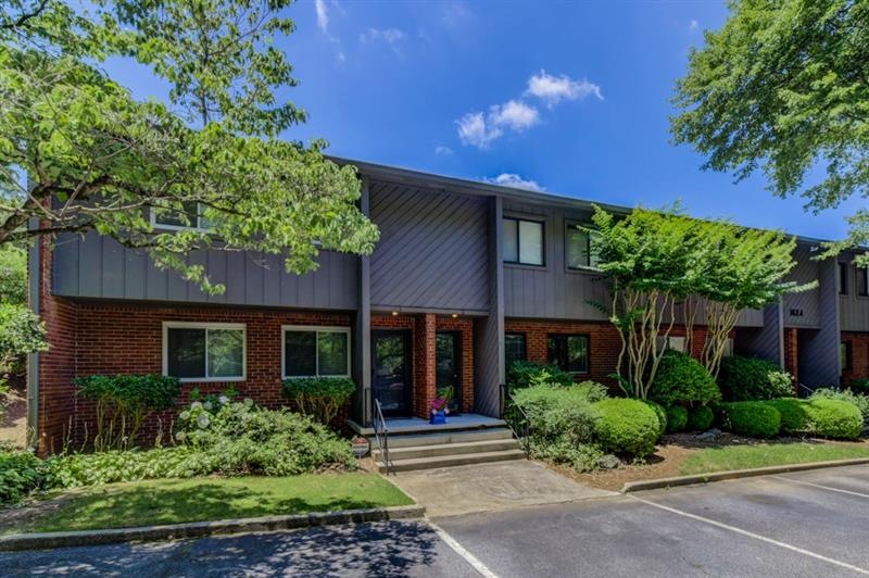 Beautifully Renovated Townhome!