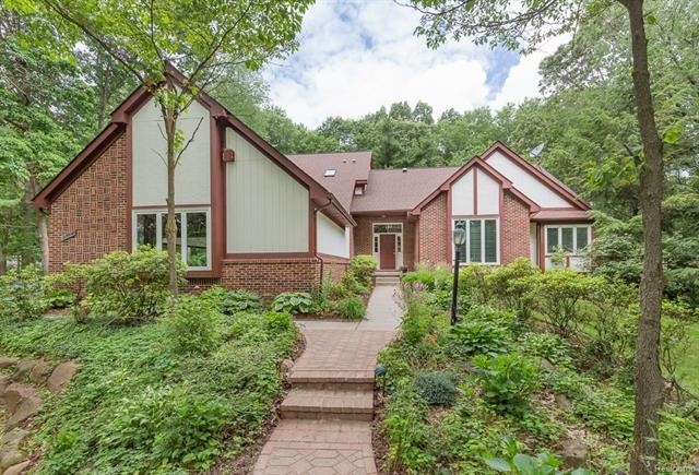 OAKLAND TOWNSHIP - FIRST FLOOR MASTER!