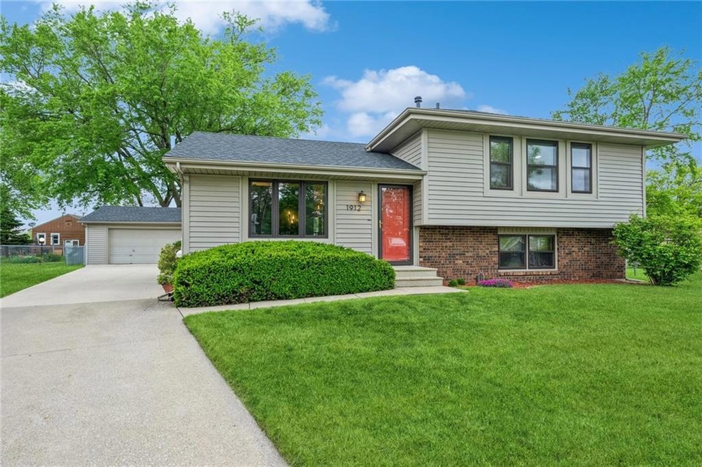 1912 Thornton Ct, Des Moines, IA 50320 - photo 1