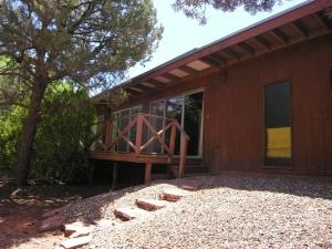 385_Juniper_Dr_Sedona_AZ_Front-Deck (Lar