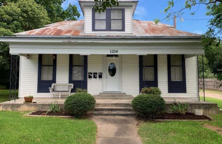 View of front of property featuring a porch and a