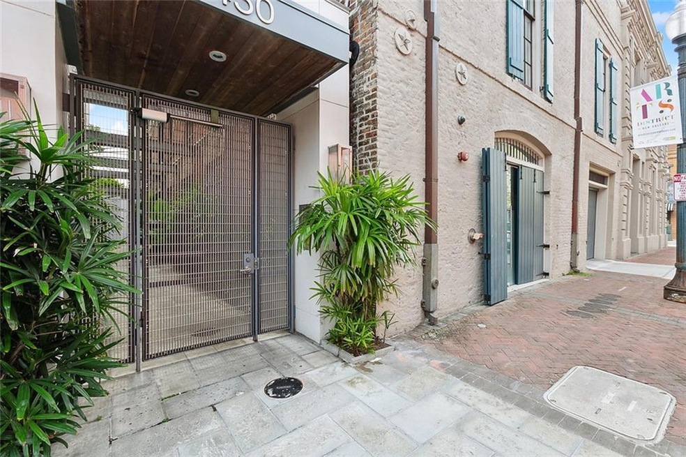 secure entrance via electronic gate or automatic g
