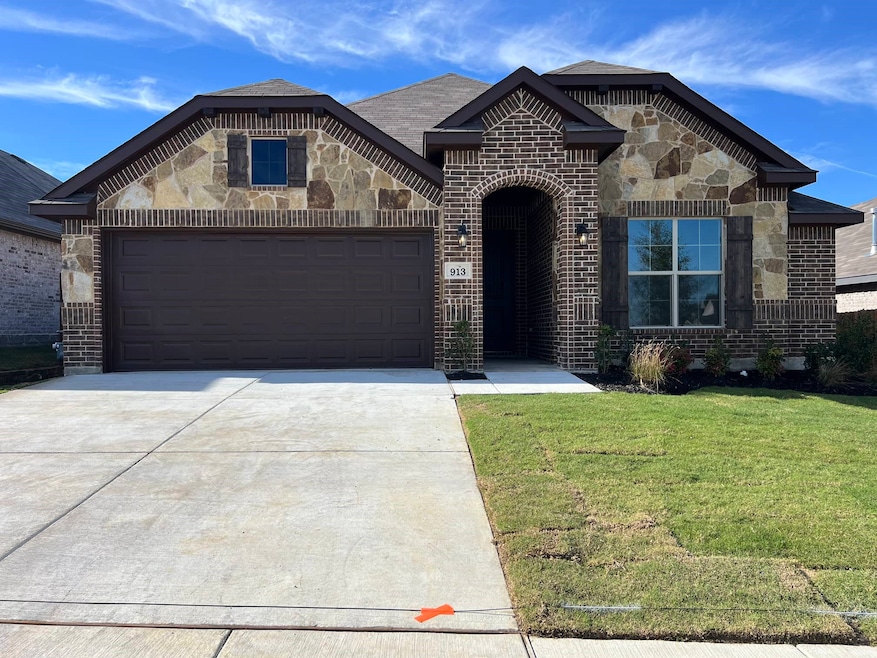 913 Beverly Dr, Cleburne, TX 76033 - photo 1