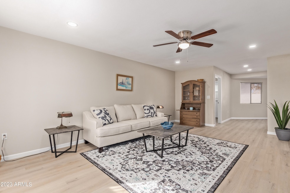 11152 W Emerald Dr, Sun City, AZ 85351 - photo 1