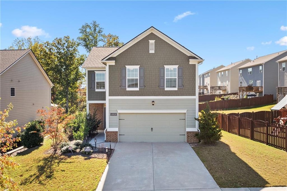View of front of property featuring a front lawn a