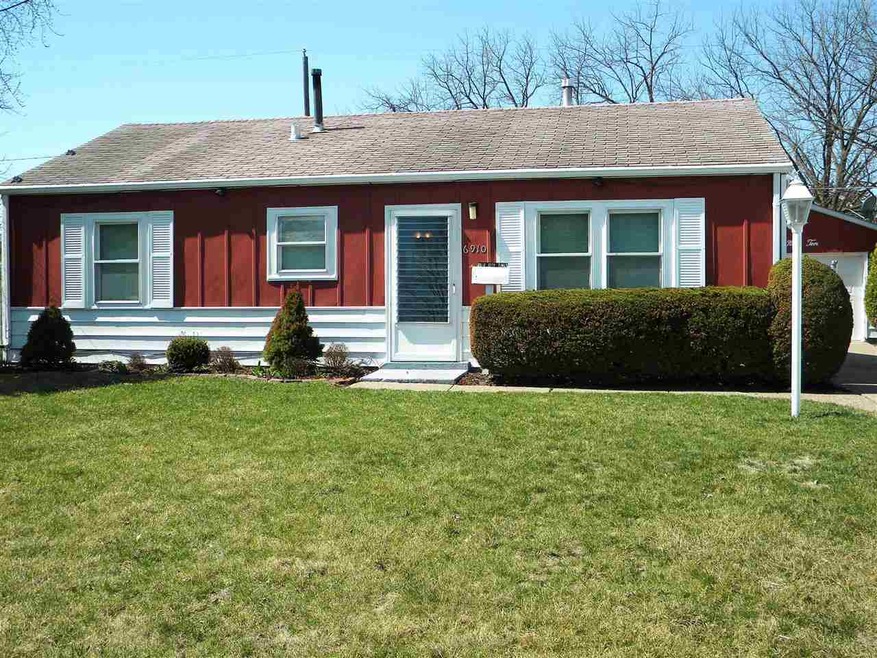 6910 N Pine St, Davenport, IA 52806 - photo 1