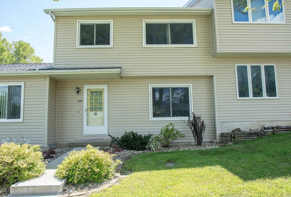 1124 Oleson Rd, Waterloo, IA 50702 - photo 1