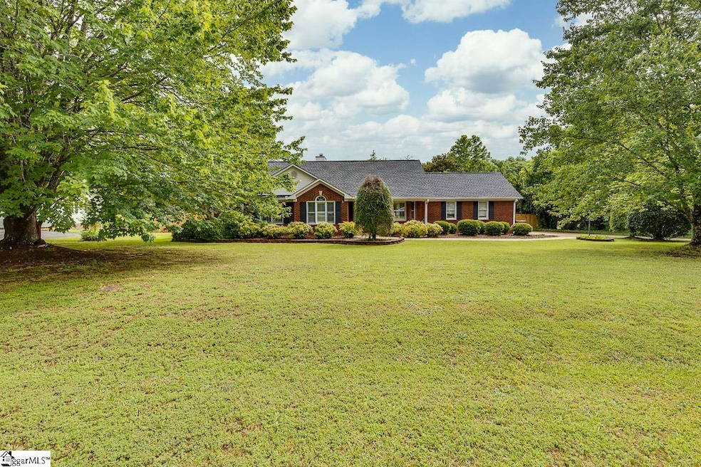 409 Cresthaven Dr, Boiling Springs, SC 29316 - photo 1