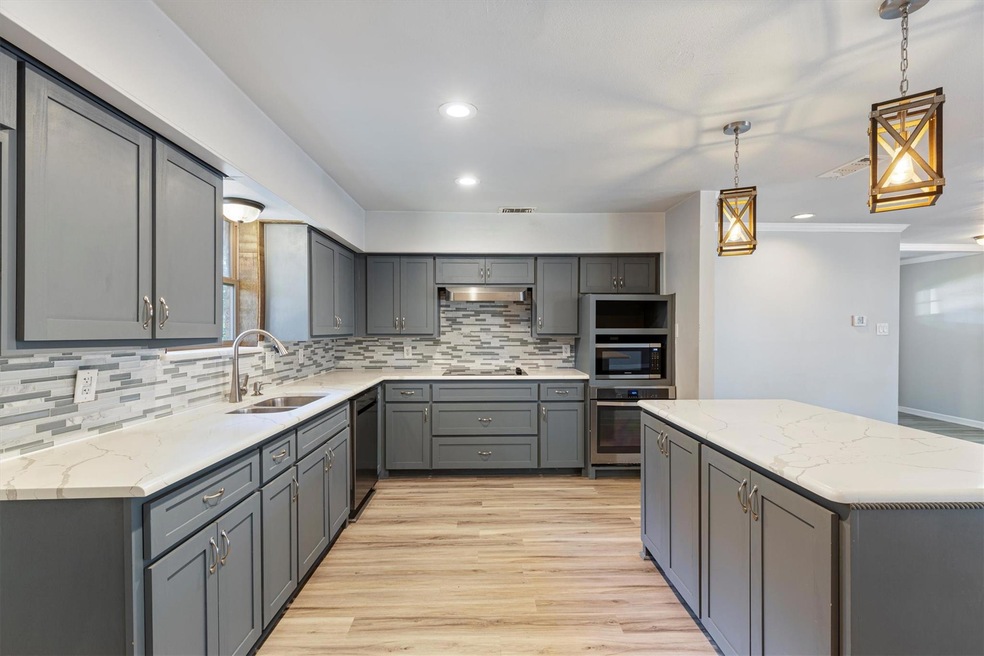 1902 Yorkstown Dr, Ennis, TX 75119 - photo 1