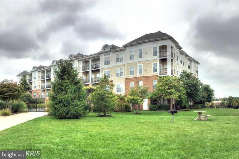 3810 Lightfoot St unit 304, Chantilly, VA 20151 - photo 1