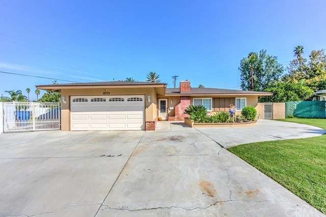 Huge front drive way and yard on a cul-de-sac.
