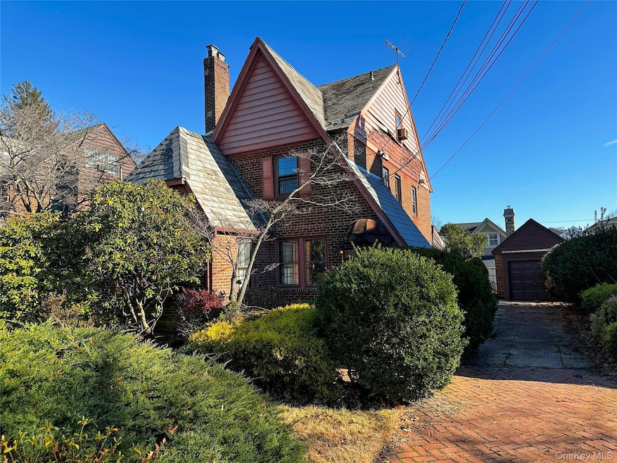 192 Brixton Rd S, Garden City, NY 11530 - photo 1