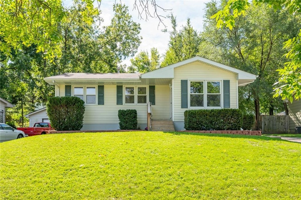 421 E Marion St, Des Moines, IA 50315 - photo 1