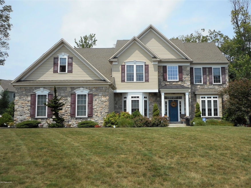 1239 Woodberry Dr, Mountain Top, PA 18707 - photo 1