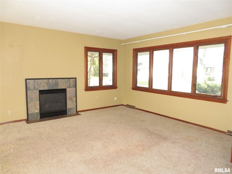 37 Parklane Cir, Bettendorf, IA 52722 - photo 1