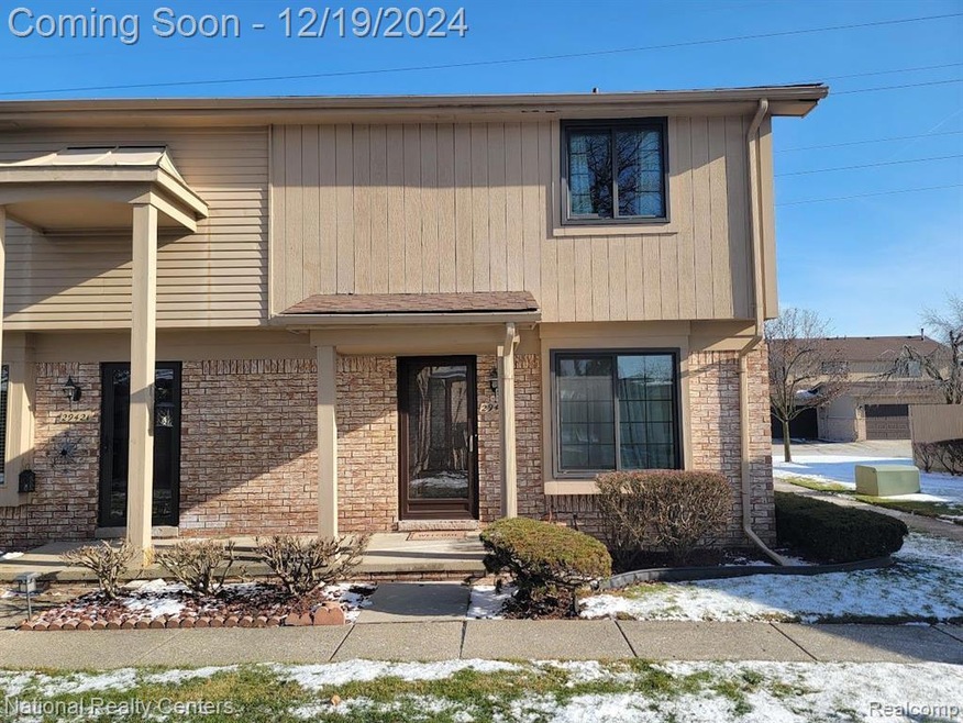 29417 Scarborough Dr unit 28, Warren, MI 48088 - photo 1