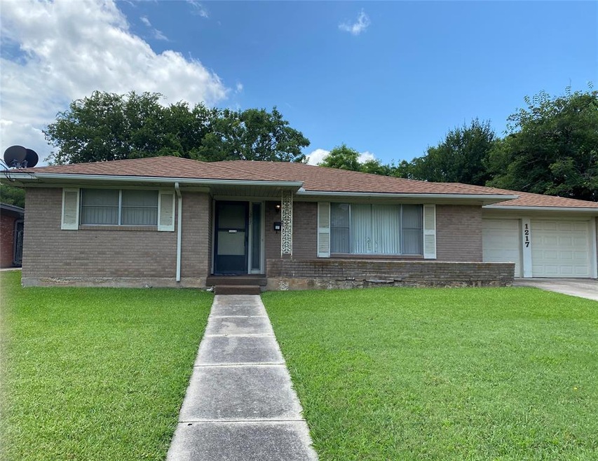 1217 Elmwood St, Gainesville, TX 76240 - photo 1