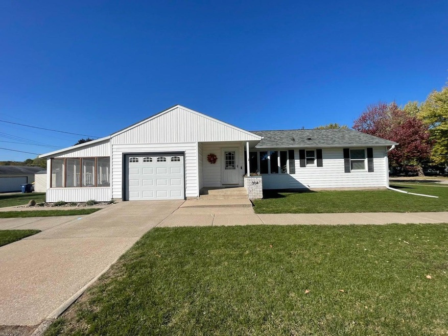 304 S Maple St, La Crescent, MN 55947 - photo 1