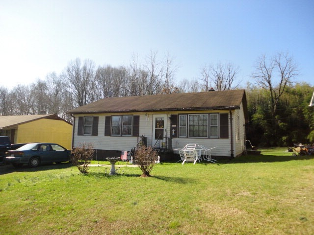 1105 Mecklenburg Ave, Victoria, VA 23974 - photo 1