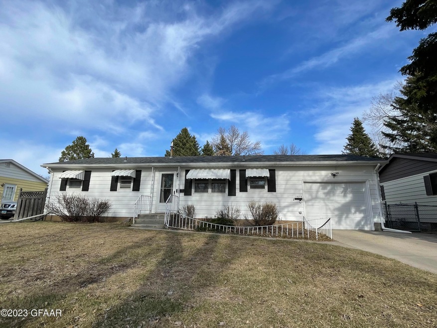 1515 S 18th St, Grand Forks, ND 58201 - photo 1