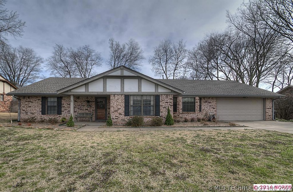 2407 Chapel Hill Ct, Bartlesville, OK 74006 - photo 1