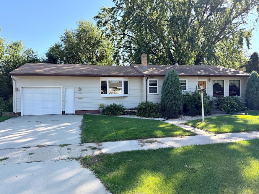 648 13th St SW, Huron, SD 57350 - photo 1