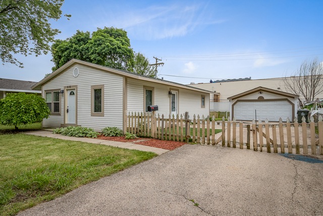 916 Berkley St, Carpentersville, IL 60110 - photo 1