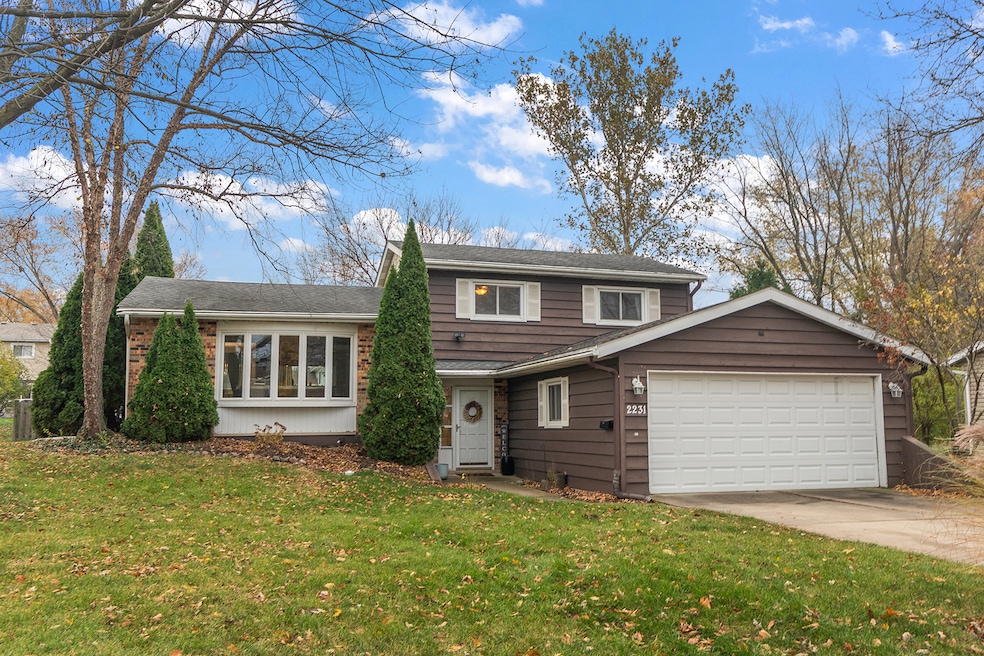 2231 S Bradford Dr, Wheaton, IL 60189 - photo 1