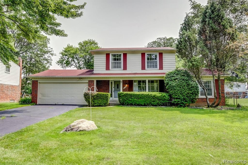 6787 Beverly Crest Dr, West Bloomfield, MI 48322 - photo 1