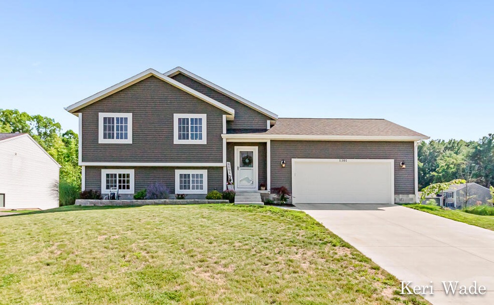 1301WatersEdgeCt01Lores
