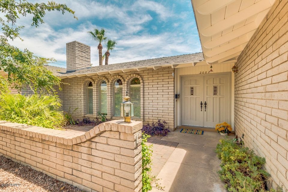 INVITING COURTYARD ENTRANCE