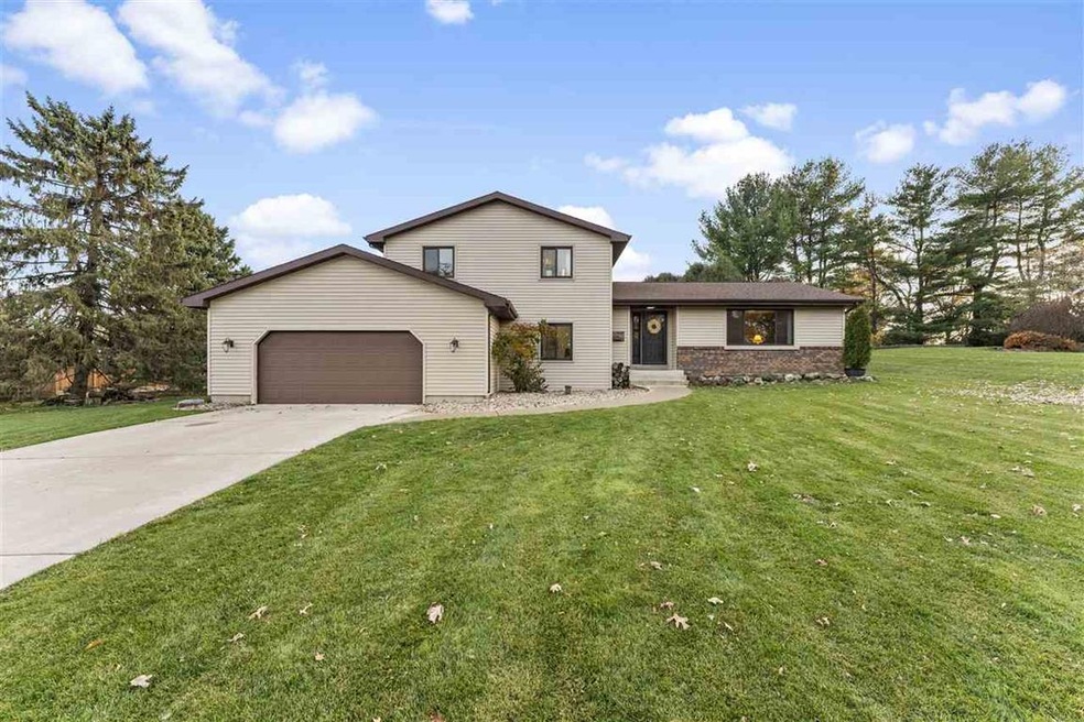 4949 Highwood Cir, Middleton, WI 53562 - photo 1